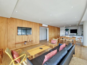 Stylish, Modern Apartment With Breathtaking Views.